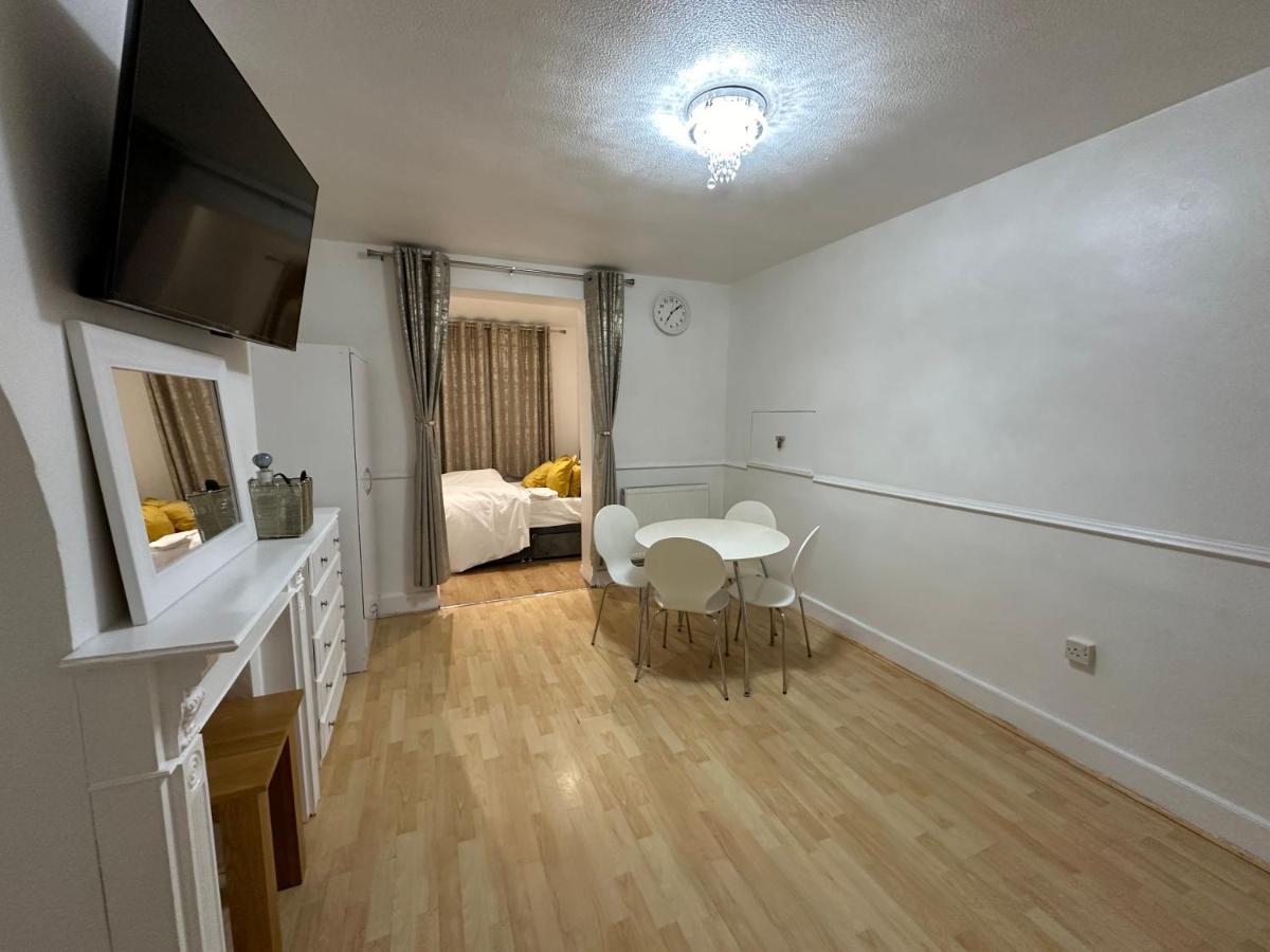 3Rd Studio Flat With Private Toilet And Bathroom Setup For Family Enjoyment 134 Keedonwood Road Бромли Экстерьер фото