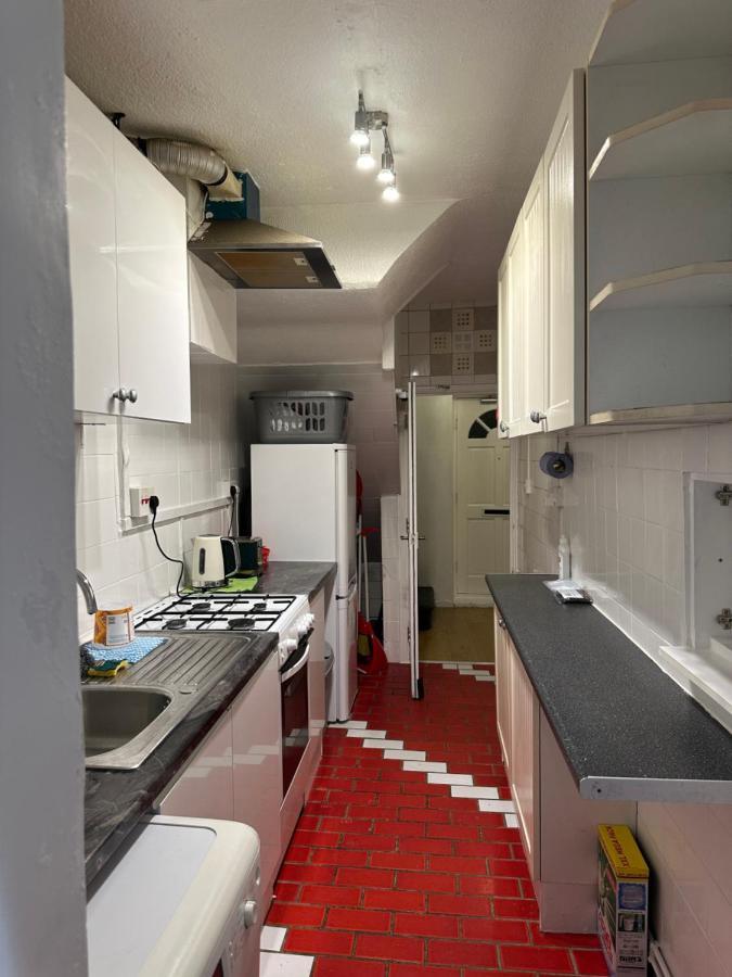 3Rd Studio Flat With Private Toilet And Bathroom Setup For Family Enjoyment 134 Keedonwood Road Бромли Экстерьер фото