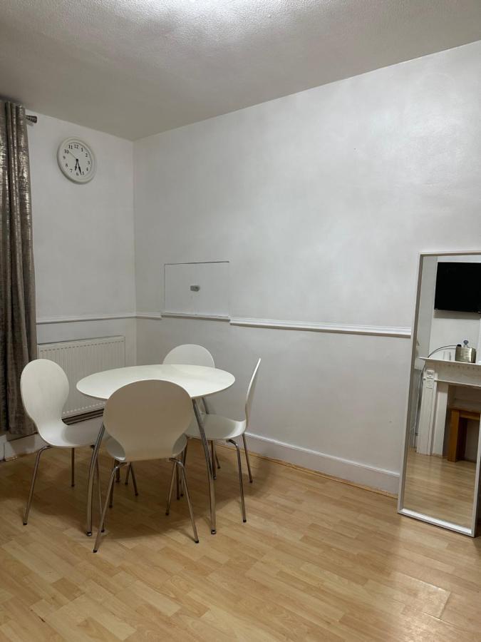 3Rd Studio Flat With Private Toilet And Bathroom Setup For Family Enjoyment 134 Keedonwood Road Бромли Экстерьер фото