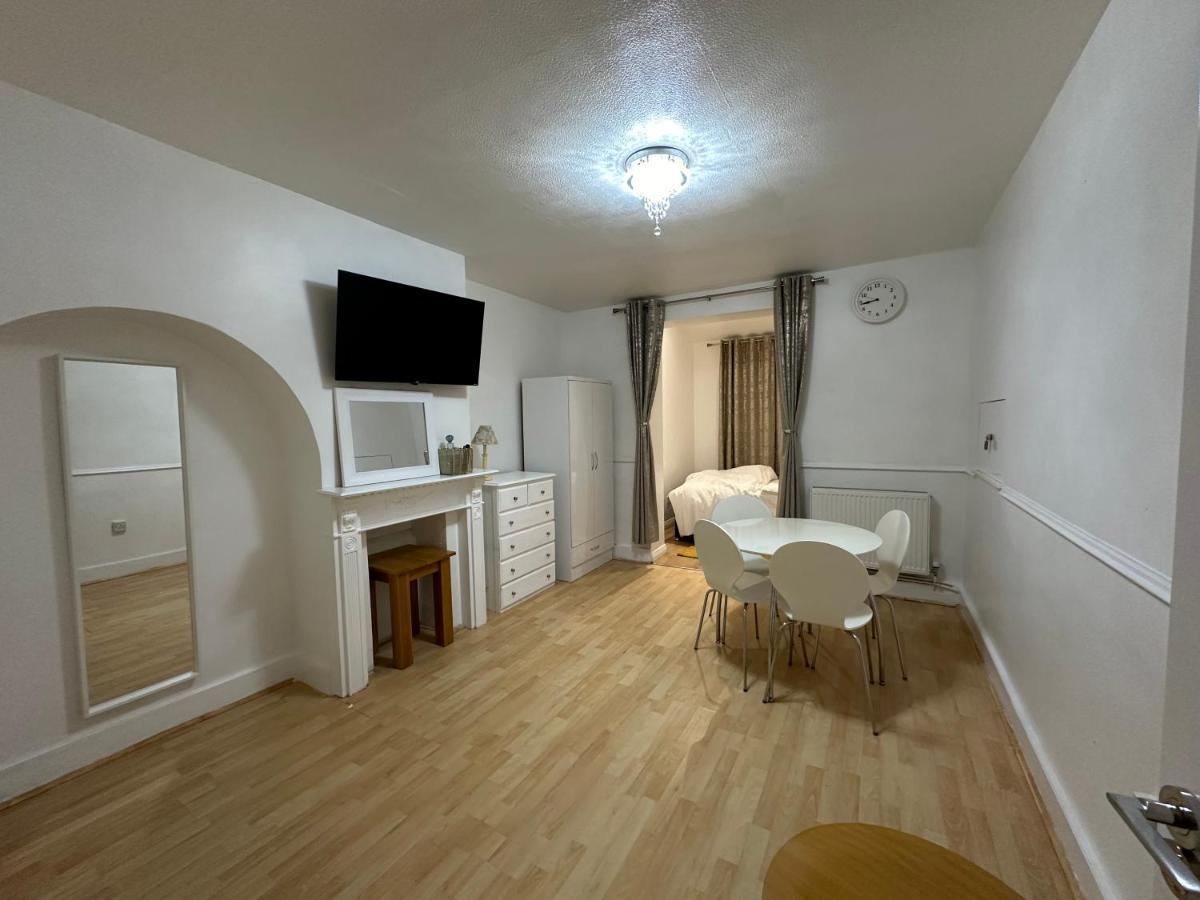 3Rd Studio Flat With Private Toilet And Bathroom Setup For Family Enjoyment 134 Keedonwood Road Бромли Экстерьер фото