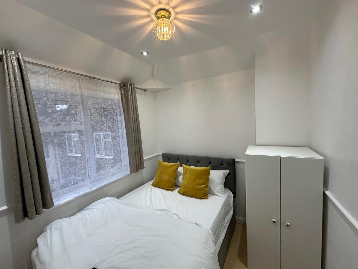 3Rd Studio Flat With Private Toilet And Bathroom Setup For Family Enjoyment 134 Keedonwood Road Бромли Экстерьер фото