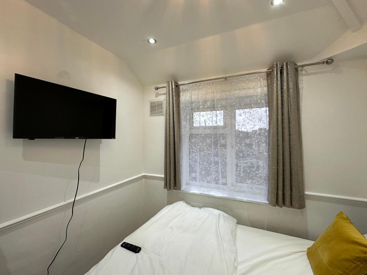 3Rd Studio Flat With Private Toilet And Bathroom Setup For Family Enjoyment 134 Keedonwood Road Бромли Экстерьер фото