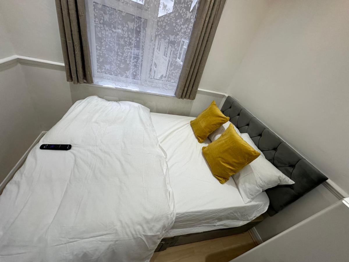 3Rd Studio Flat With Private Toilet And Bathroom Setup For Family Enjoyment 134 Keedonwood Road Бромли Экстерьер фото