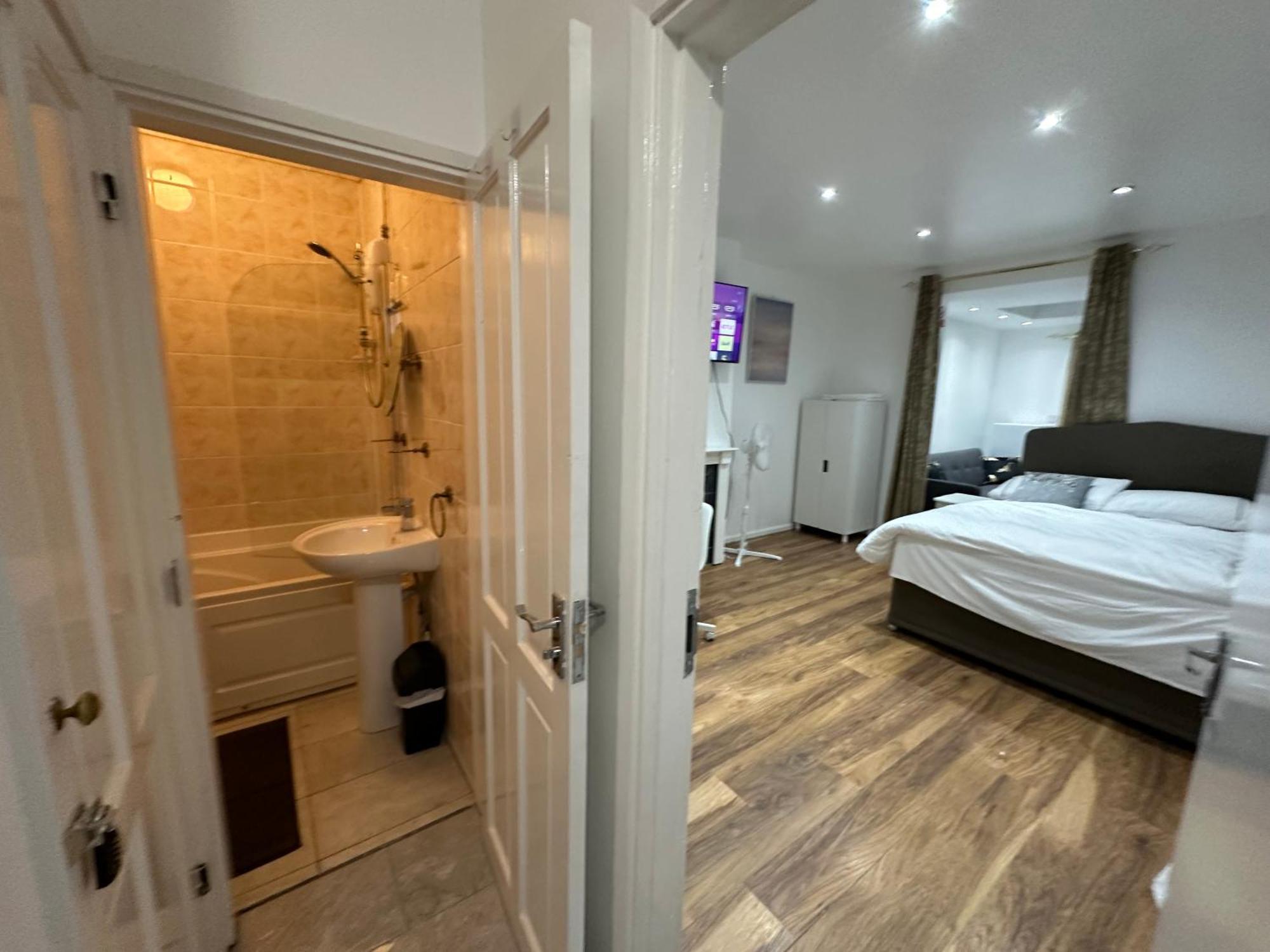 3Rd Studio Flat With Private Toilet And Bathroom Setup For Family Enjoyment 134 Keedonwood Road Бромли Экстерьер фото