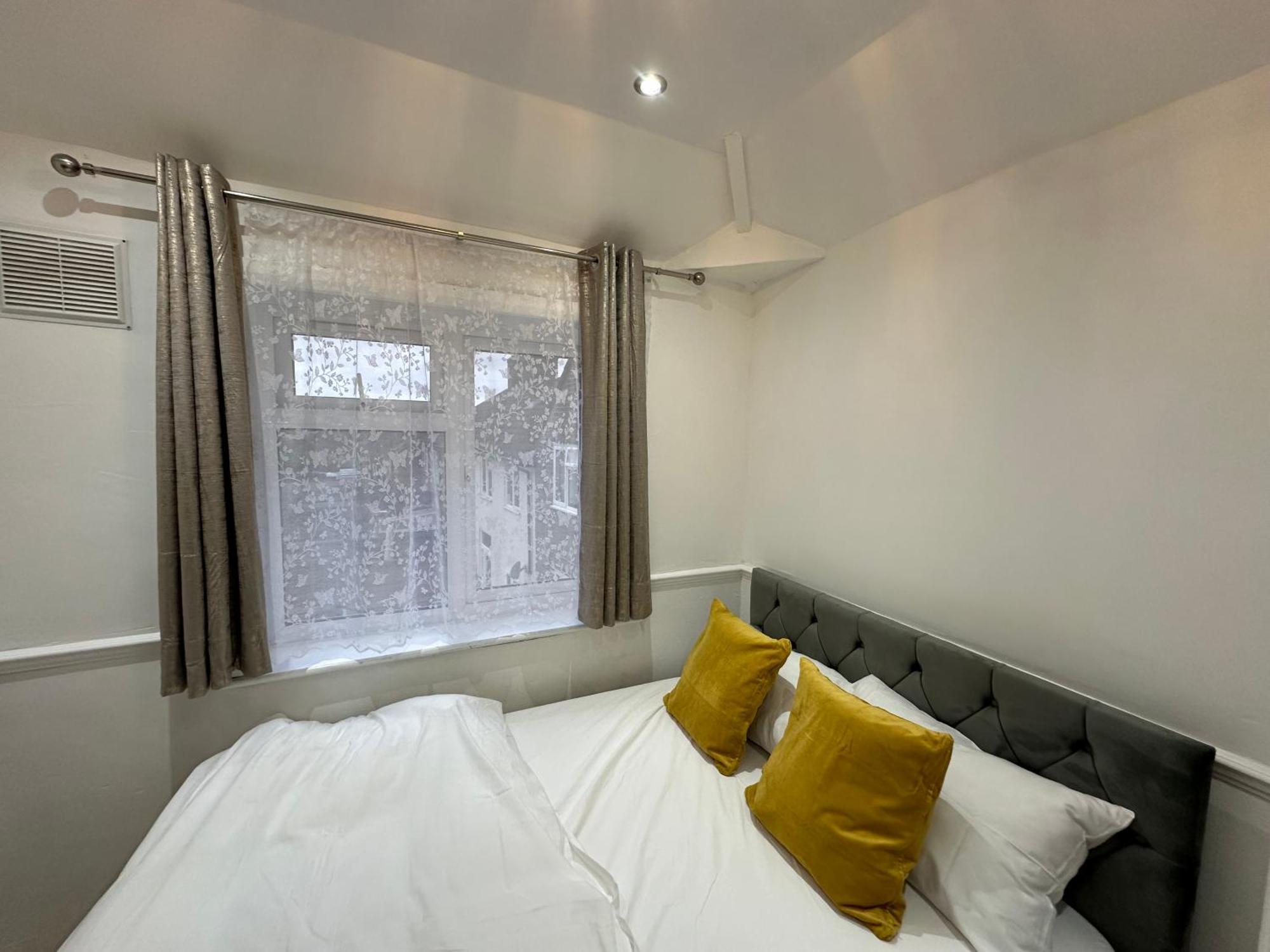 3Rd Studio Flat With Private Toilet And Bathroom Setup For Family Enjoyment 134 Keedonwood Road Бромли Экстерьер фото