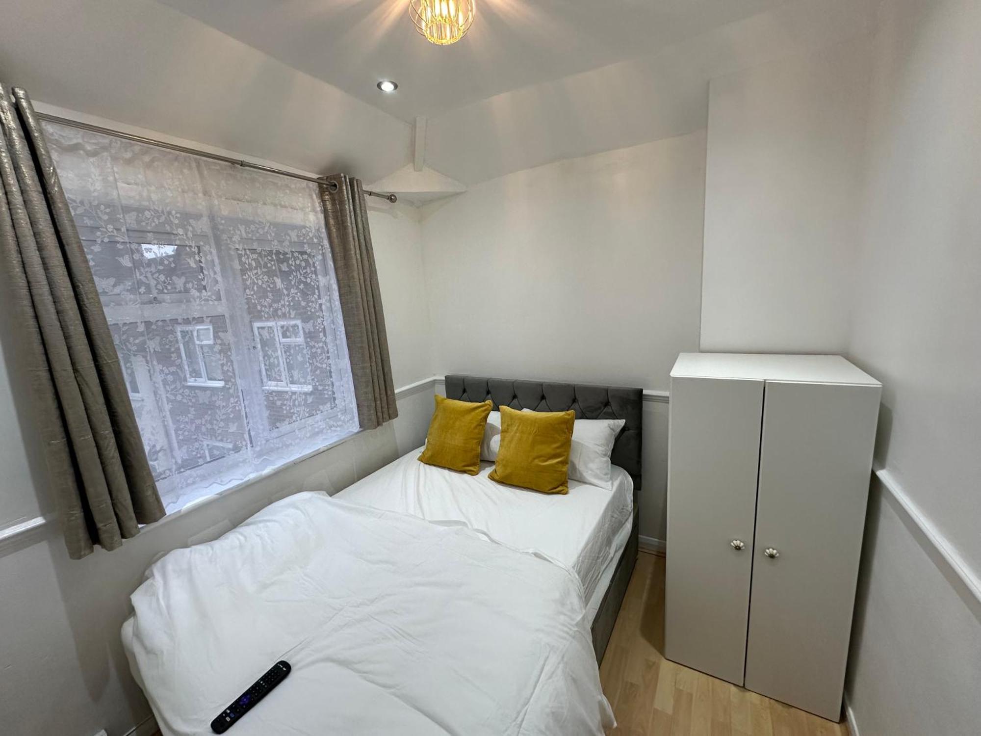3Rd Studio Flat With Private Toilet And Bathroom Setup For Family Enjoyment 134 Keedonwood Road Бромли Экстерьер фото