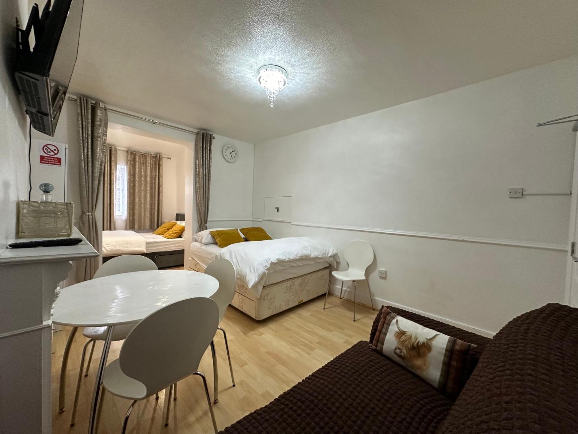 3Rd Studio Flat With Private Toilet And Bathroom Setup For Family Enjoyment 134 Keedonwood Road Бромли Экстерьер фото