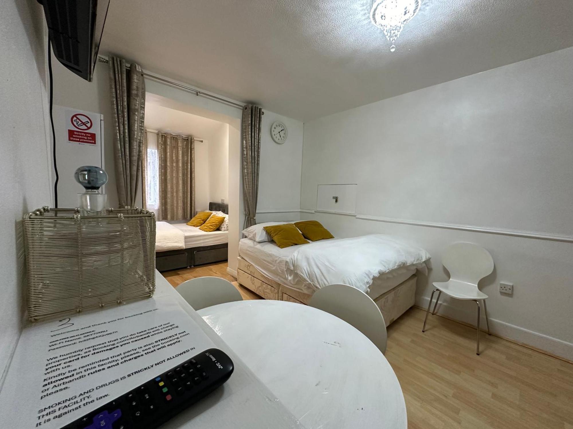 3Rd Studio Flat With Private Toilet And Bathroom Setup For Family Enjoyment 134 Keedonwood Road Бромли Экстерьер фото