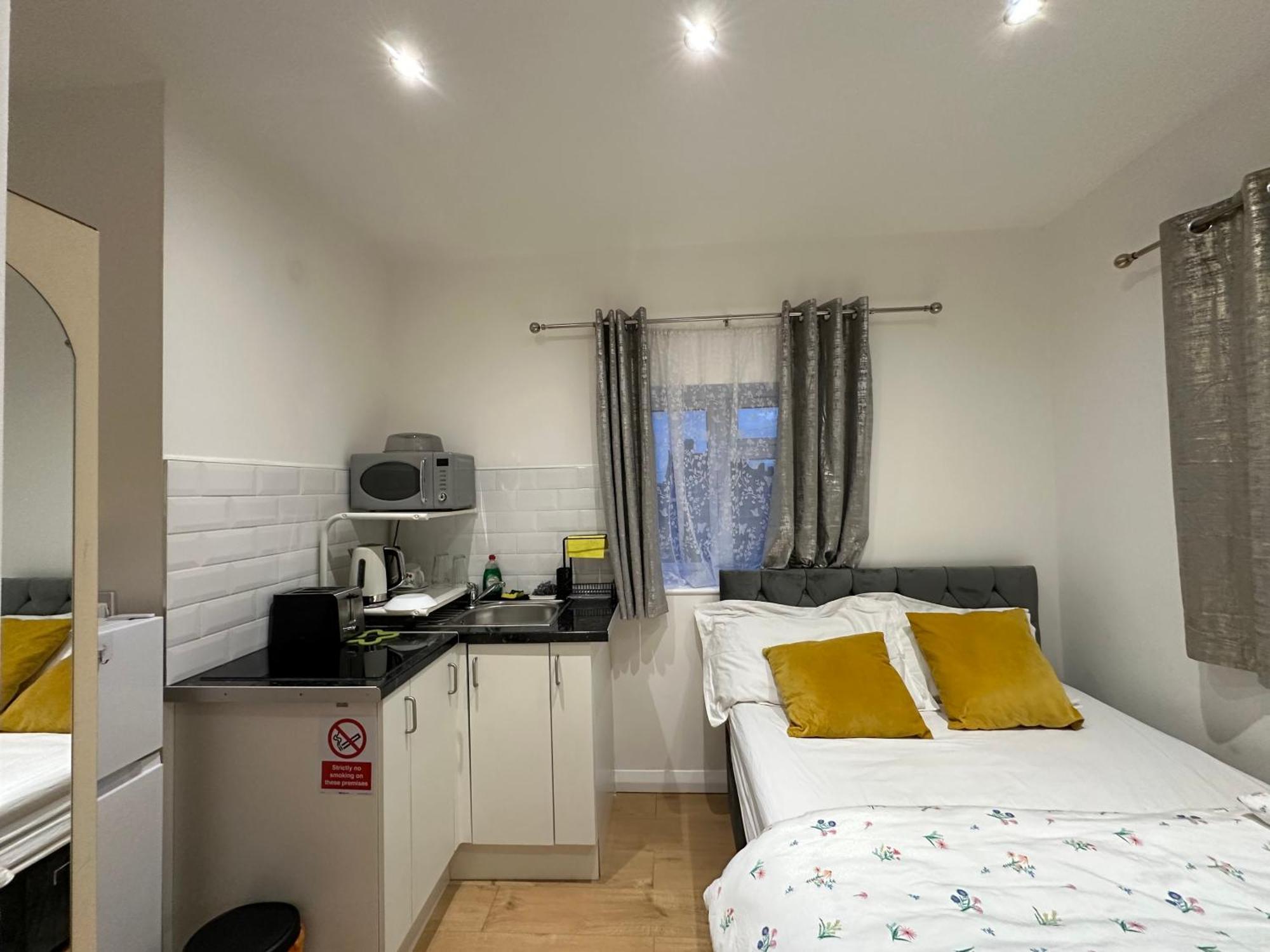 3Rd Studio Flat With Private Toilet And Bathroom Setup For Family Enjoyment 134 Keedonwood Road Бромли Экстерьер фото