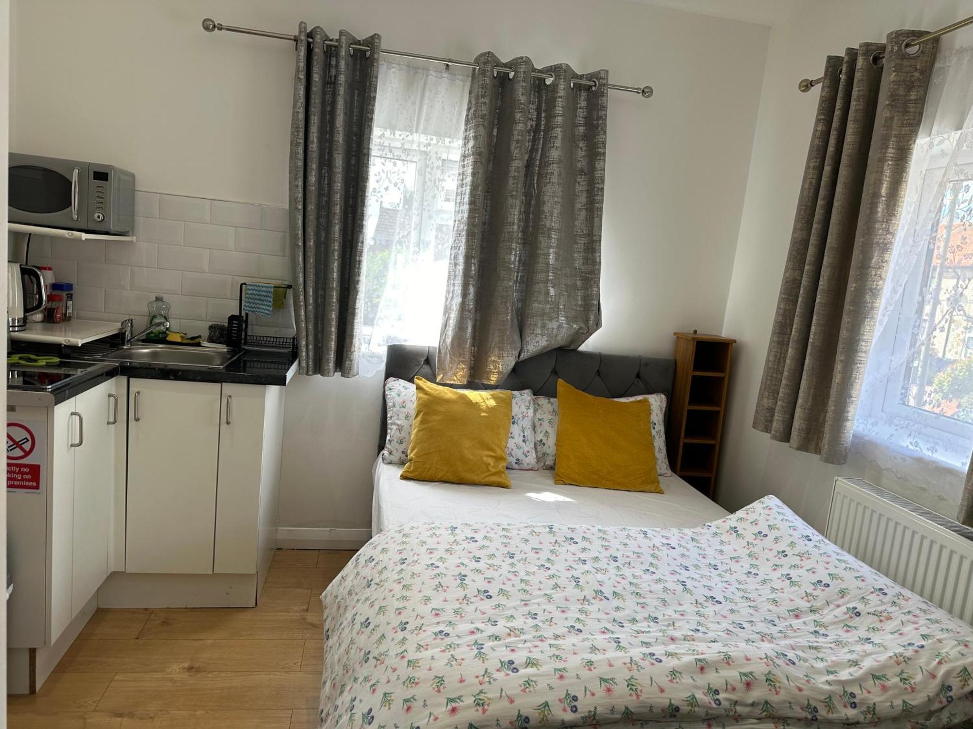 3Rd Studio Flat With Private Toilet And Bathroom Setup For Family Enjoyment 134 Keedonwood Road Бромли Экстерьер фото